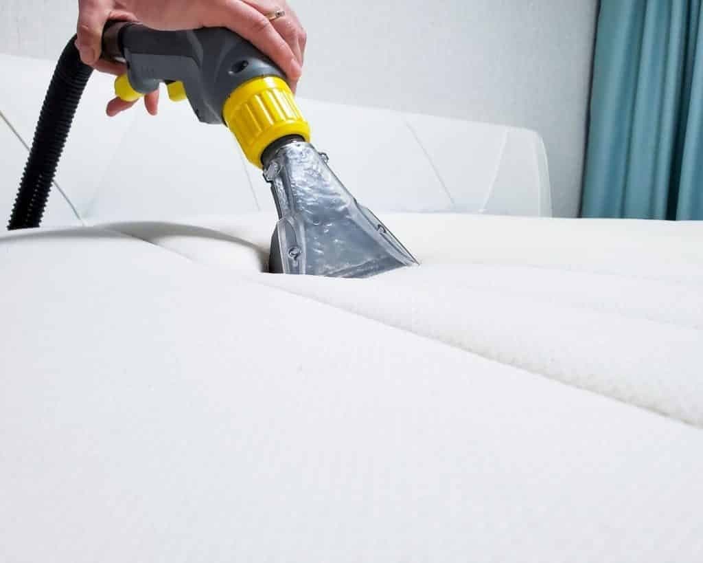 Matras schoonmaken met een sproei-extractiemondstuk dat het vocht direct weer opzuigt
