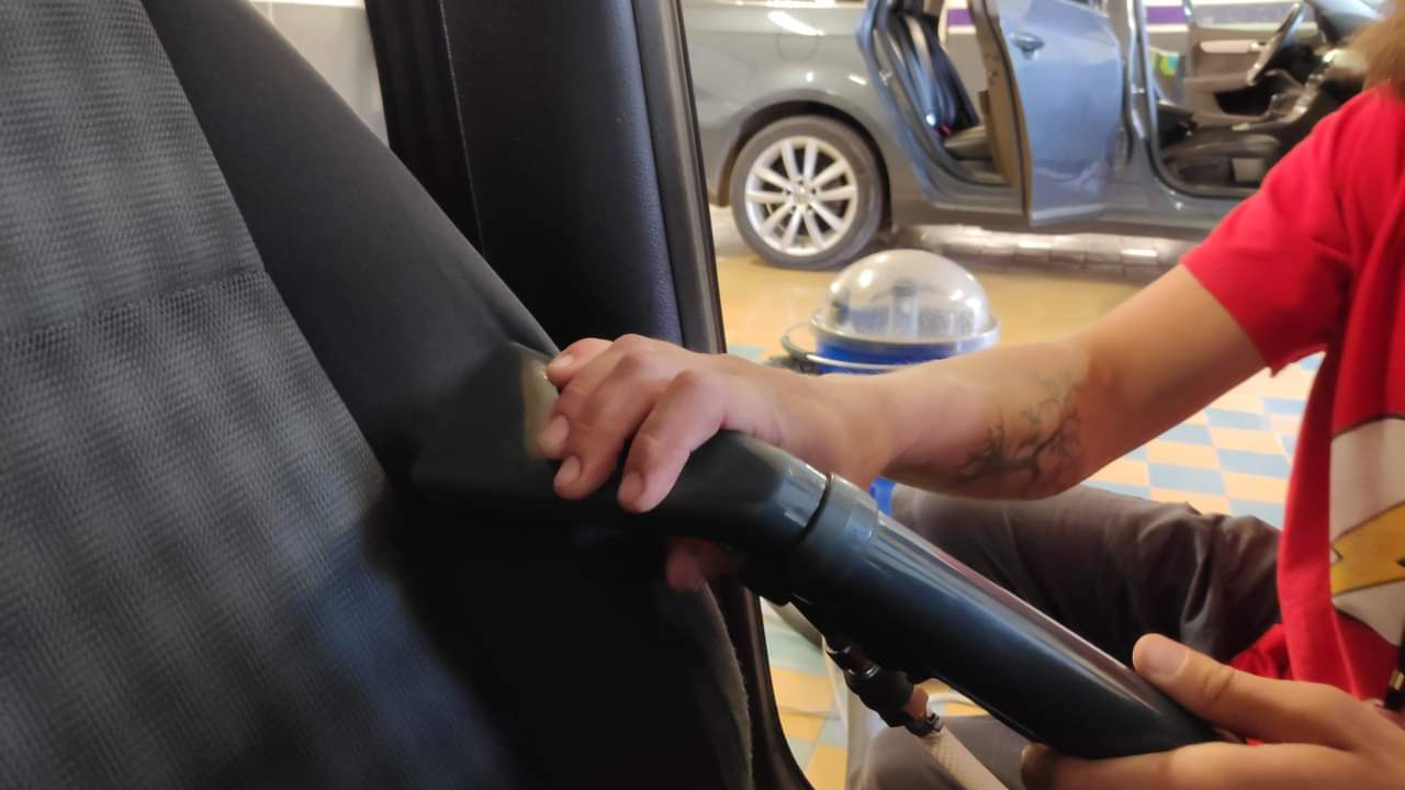 Professionele autobekleding reiniging - stoffen autostoelen worden diep gereinigd