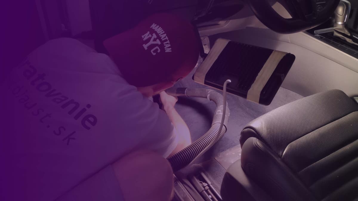 Autobekleding wordt professioneel gereinigd met extractie