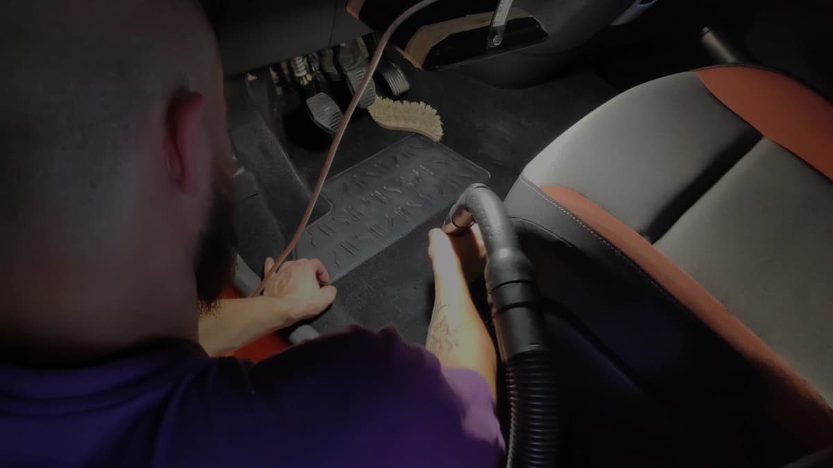 Autobekleding voor en na reiniging - het verschil is duidelijk