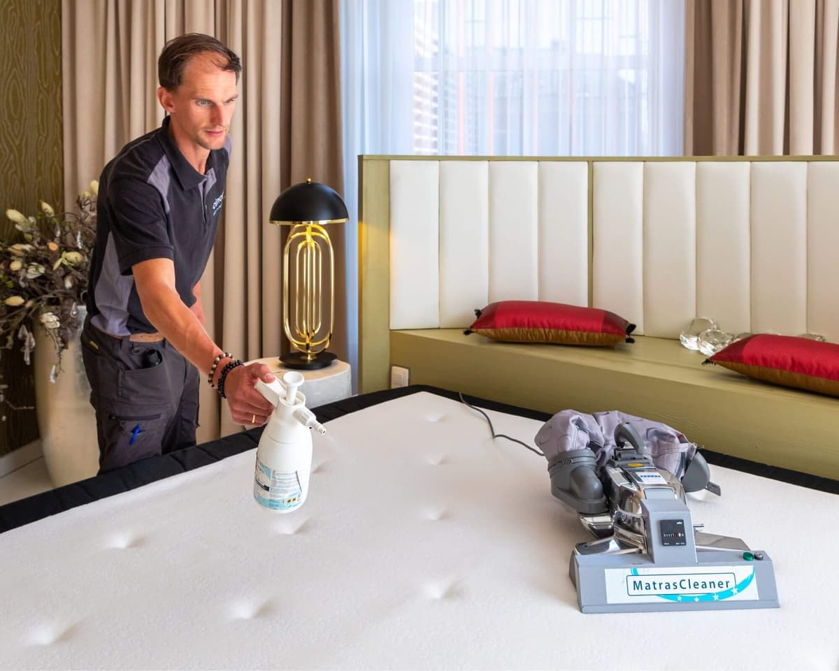 Matras wordt behandeld met anti-allergeen spray