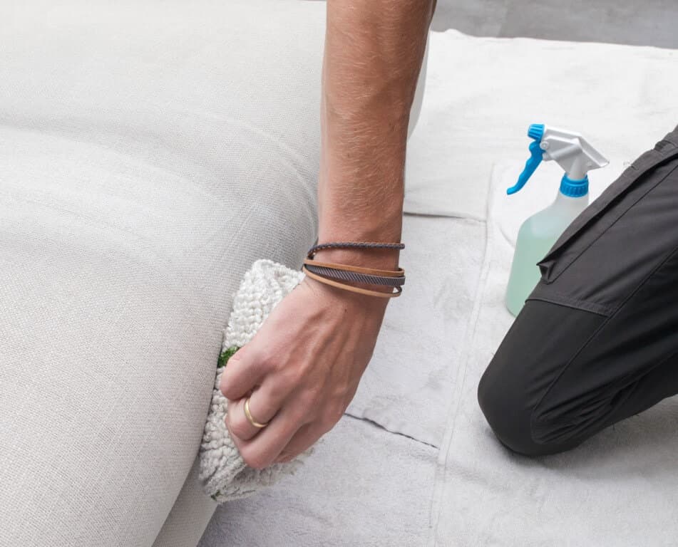 Vlekbehandeling op een bank