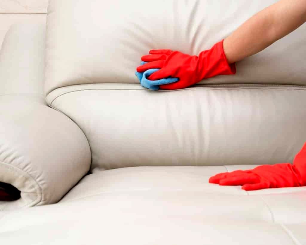 Leren bank schoonmaken per leersoort